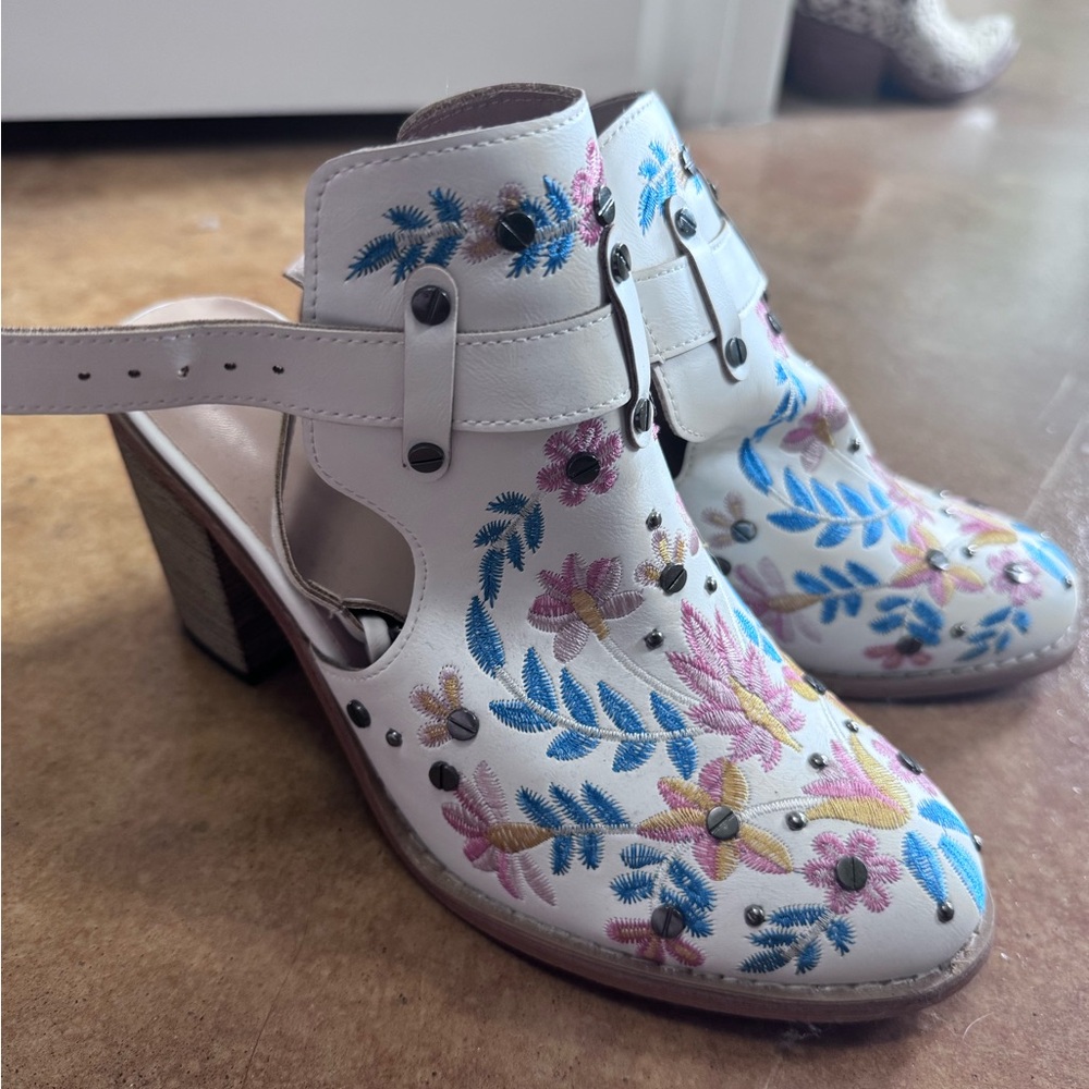*NEVER WORN* Unknown Brand White Floral Ankle Booties